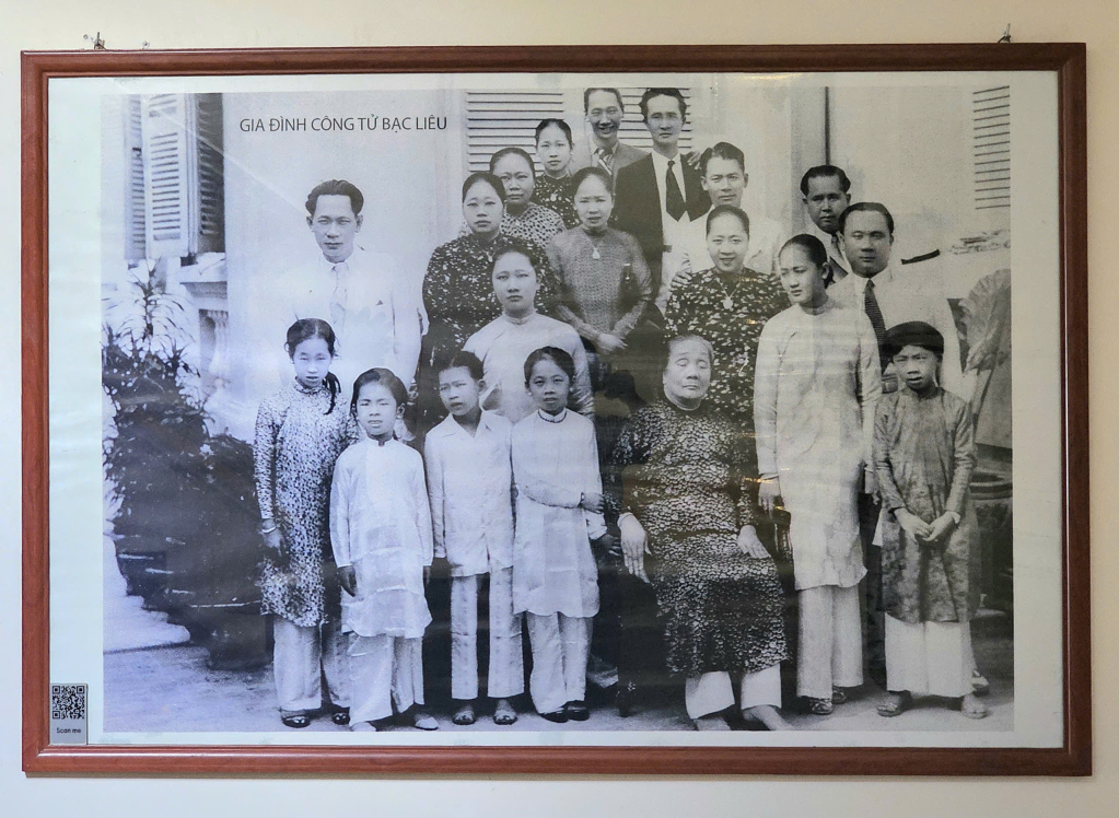 Ông Trạch có 7 người con, 4 gái, 3 trai. Trong 3 người con trai, Trần Trinh Huy (đứng thứ nhất, hàng thứ hai, phải sang) được biết đến thông minh, học rộng biết nhiều nhưng nổi tiếng ăn chơi khét tiếng, được người đời gọi là Công tử Bạc Liêu.
