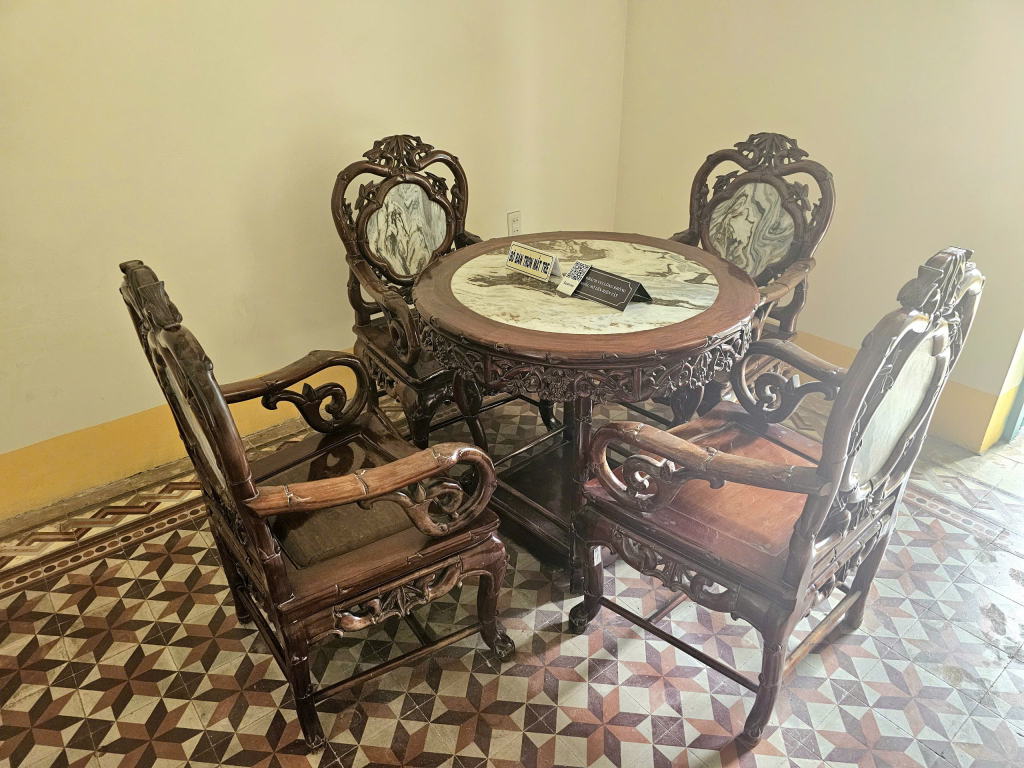 Bộ bàn tròn mắt tre làm bằng gỗ trắc là nơi Công tử Bạc Liêu dùng để đánh bài giải trí.