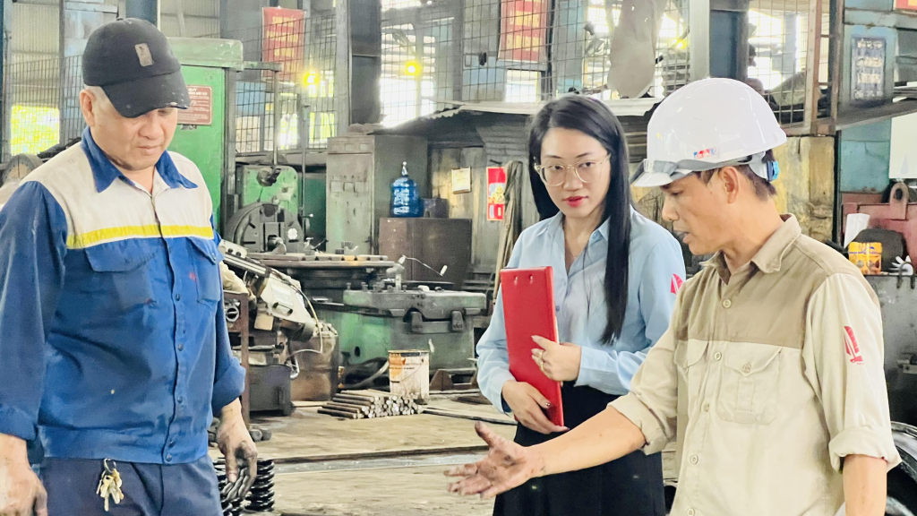 Công đoàn Công ty Cơ khí Hòn Gai (Vinacomin) thường xuyên giám sát công tác đảm bảo ATVSLĐ tại vị trí làm việc. Ảnh: Thanh Hằng