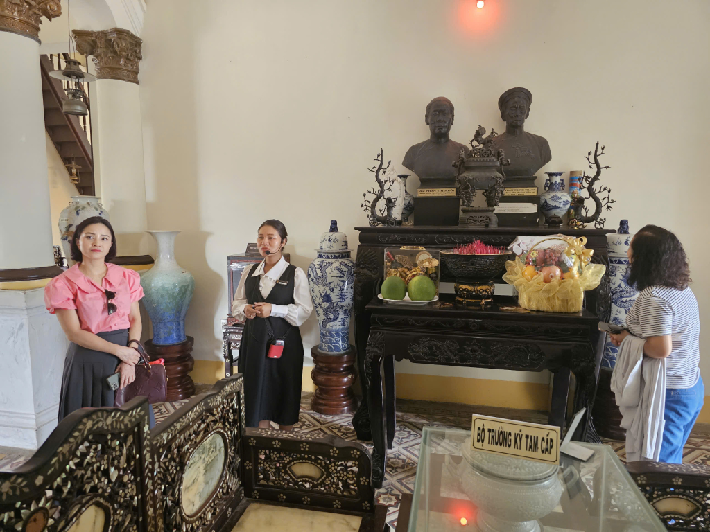 Gian thờ cha mẹ Công tử Bạc Liêu. Tương truyền, cụ Trần Trinh Trạch là đại điền chủ giàu nhất ở Bạc Liêu, có 145.000ha lúa, 110.000ha ruộng muối. Tổng diện tích lúa và muối của nhà công tử Bạc Liêu thời điểm đó gần bằng diện tích tỉnh Bạc Liêu bây giờ.