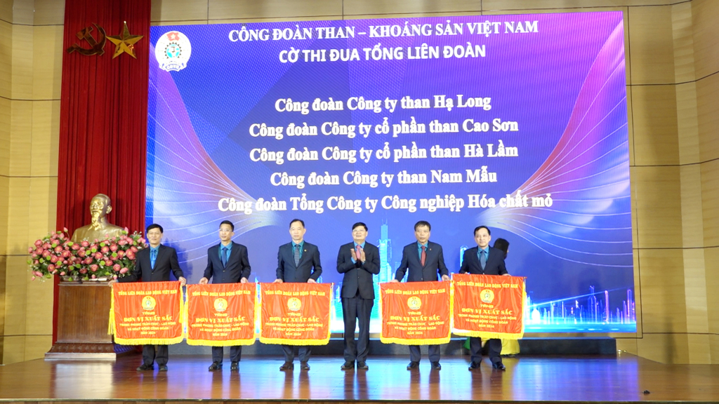 Các tập thể nhận Cờ thi đua của Tổng Liên đoàn Lao động Việt Nam vì đã có thành tích xuất sắc trong phong trào Công nhân viên chức lao động và hoạt động Công đoàn năm 2024