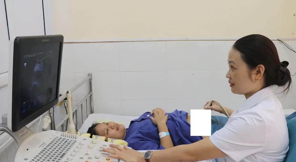 Bác sĩ Bệnh viện Việt Nam Thụy Điển - Uông Bí siêu âm chẩn đoán sức khỏe cho chị Tòng Thị Vân sau sinh.