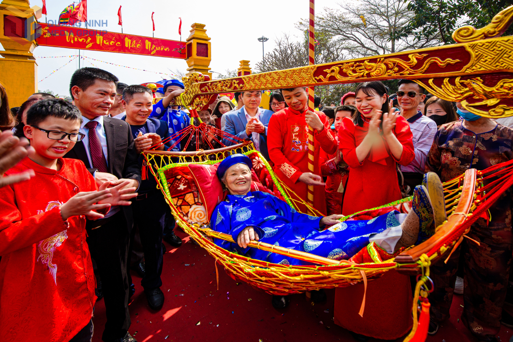 Rước cụ Thượng trong lễ hội Tiên Công tại làng đảo Hà Nam, TX Quảng Yên.