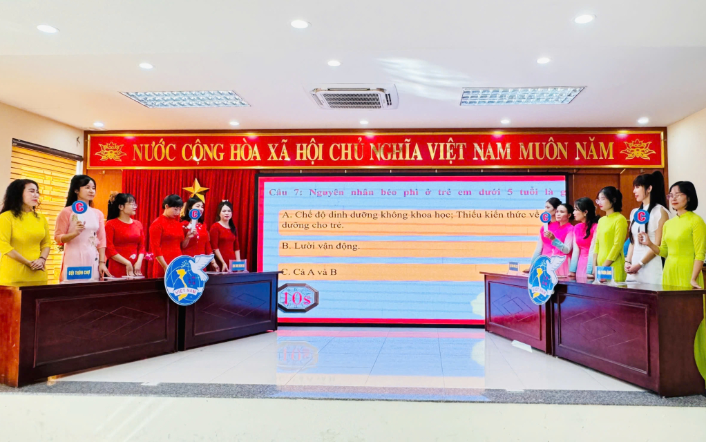 Cán bộ, hội viên và phụ nữ xã Thống Nhất (TP Hạ Long) tham gia Hội thi tìm hiểu kiến thức về chăm sóc dinh dưỡng trẻ em dưới 5 tuổi. Ảnh: Nguyễn Hoa