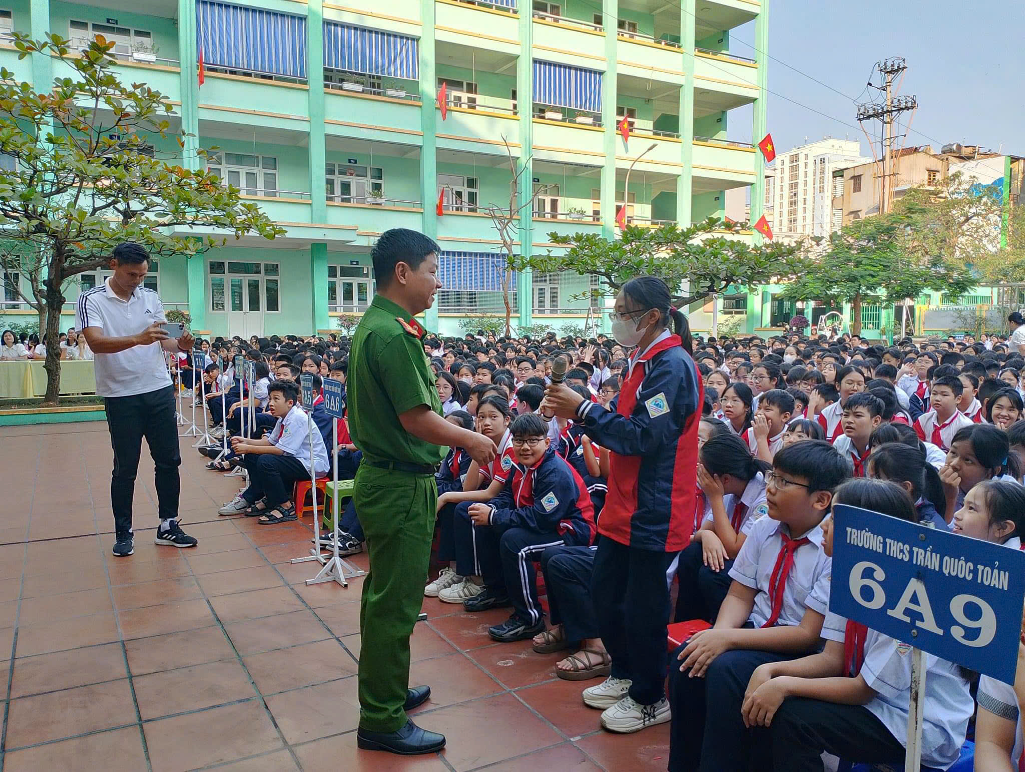 Công an TP Hạ Long tuyên truyền, phổ biến kiến thức về công tác đảm bảo TTATGT, phòng cháy, chữa cháy tại Trường THCS Trần Quốc Toản (TP Hạ Long) vào tháng 11/2024. Ảnh: Thu Nguyệt