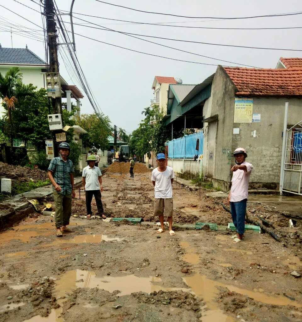 Ban giám sát ĐTCCĐ phường Yên Hải (TX Quảng Yên) giám sát công trình sửa chữa tuyến rãnh quanh Nhà văn hóa khu 1. Ảnh: Vân Anh (MTTQ phường Yên Hải)