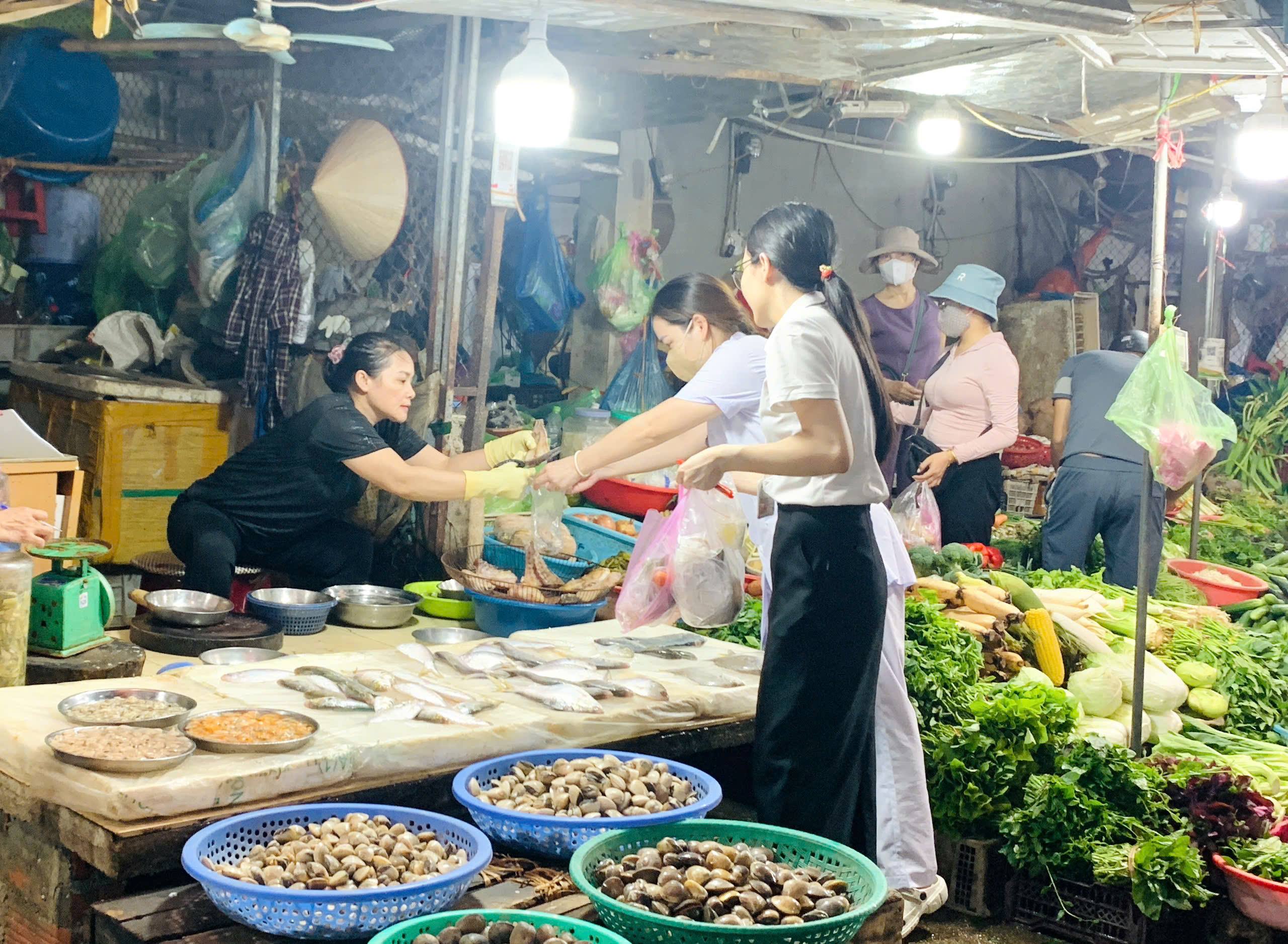 Đoàn kiểm tra liên ngành sản phẩm ATTP phường Ka Long phối hợp với TTYT TP Móng Cái tổ chức kiểm tra và lấy mẫu thực phẩm để test nhanh về VSATTP. Ảnh: Quốc Hiệp (UBND phường Ka Long)