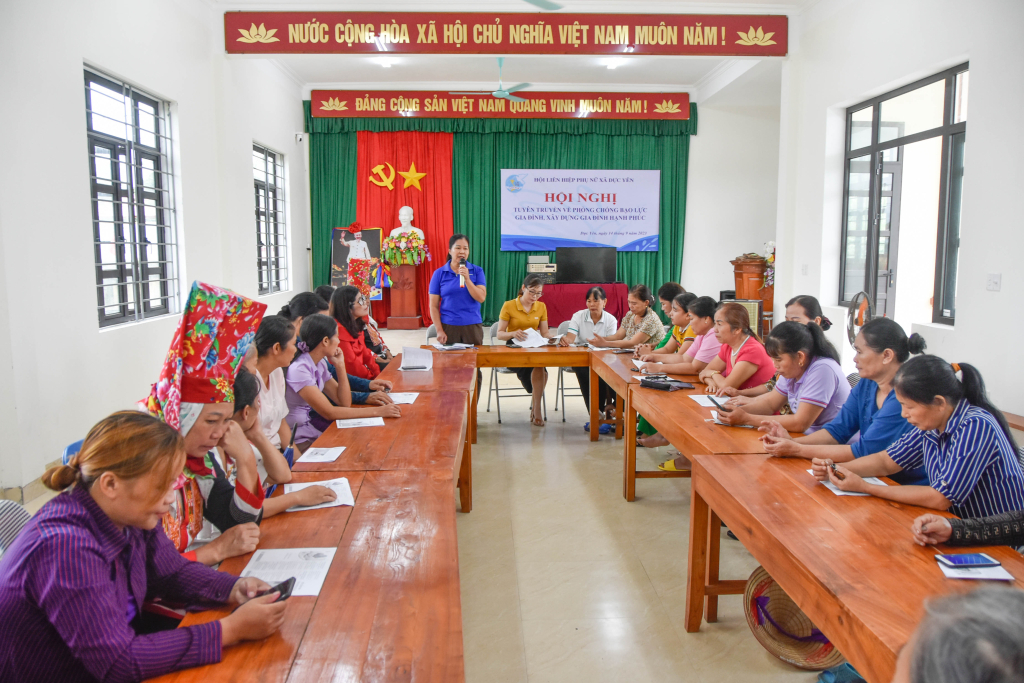 Một buổi sinh hoạt chuyên đề về phòng, chống bạo lực gia đình tại Chi hội Phụ nữ thôn Đông (xã Dực Yên, huyện Đầm Hà). Ảnh: Hoàng Giang