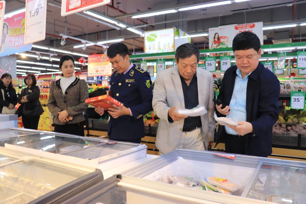 Đoàn kiểm tra liên ngành số 2 kiểm tra VSATTP tại Siêu thị Winmart Móng Cái vào dịp giáp tết Nguyên đán 2024. Ảnh: Minh Đức