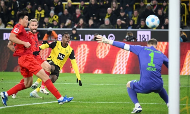 Bayern thoát thua Dortmund