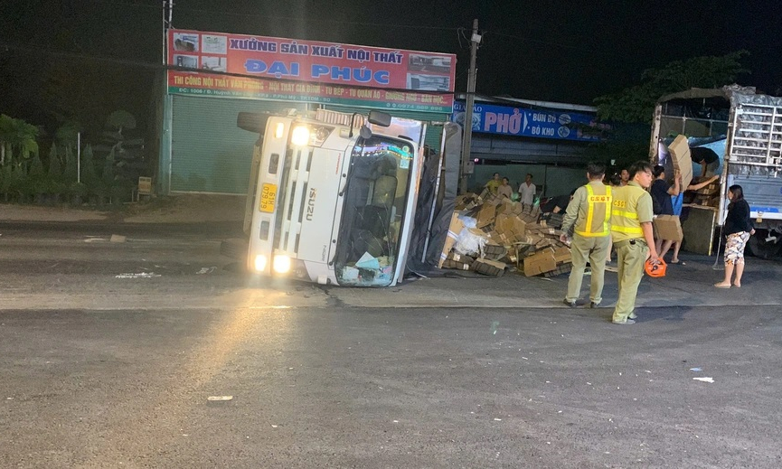 Bình Dương: Hai ô tô tông nhau, xe tải lật, taxi xoay ngang đường