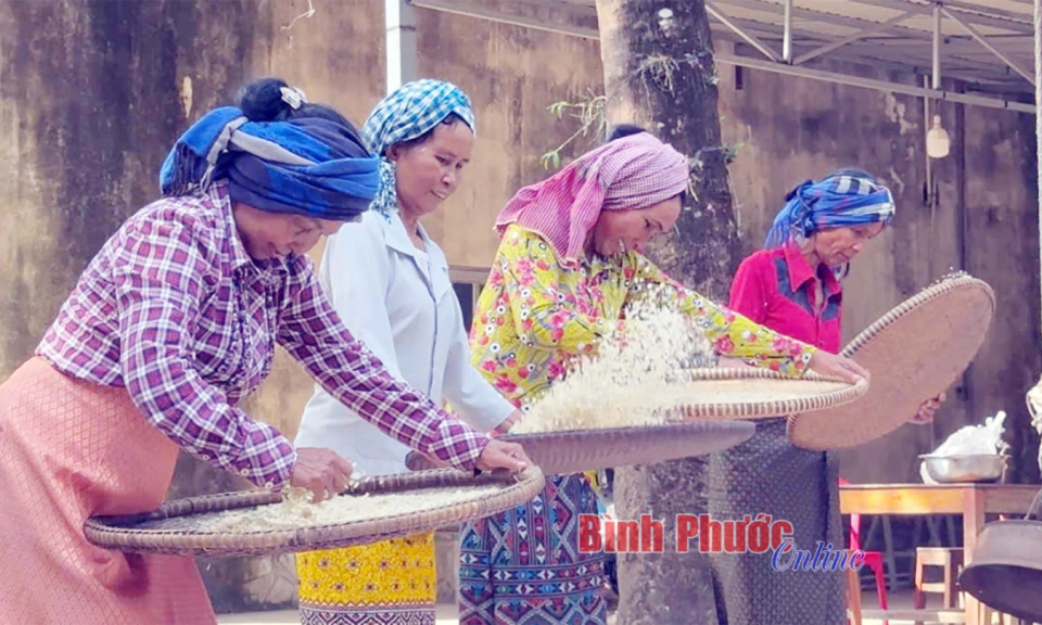 Bình Phước: Độc đáo cốm dẹp của đồng bào Khmer 