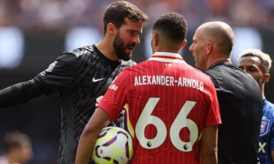 Arne Slot xác nhận thời điểm Alisson Becker tái xuất