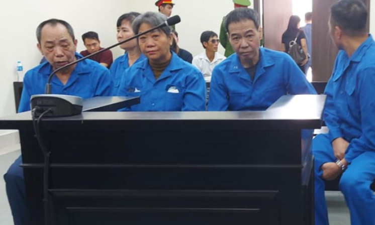 Mang 1 triệu đô la Singapore tiền giả đến ngân hàng để đổi