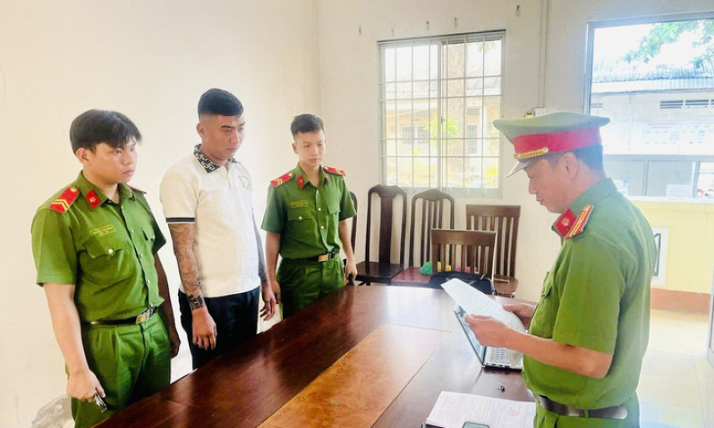 Bắt tạm giam 2 thanh niên nổ súng vào nhà dân ở Vĩnh Long