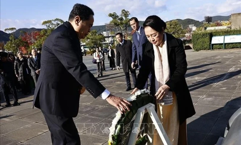 Chủ tịch Quốc hội và Phu nhân đặt vòng hoa tưởng niệm nạn nhân bom nguyên tử Nagasaki