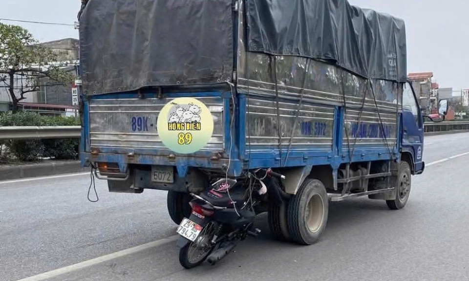 Nam thanh niên đi xe máy nguy kịch khi tông vào đuôi xe tải