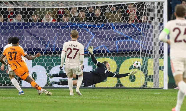 Bayern vào top 8 Champions League