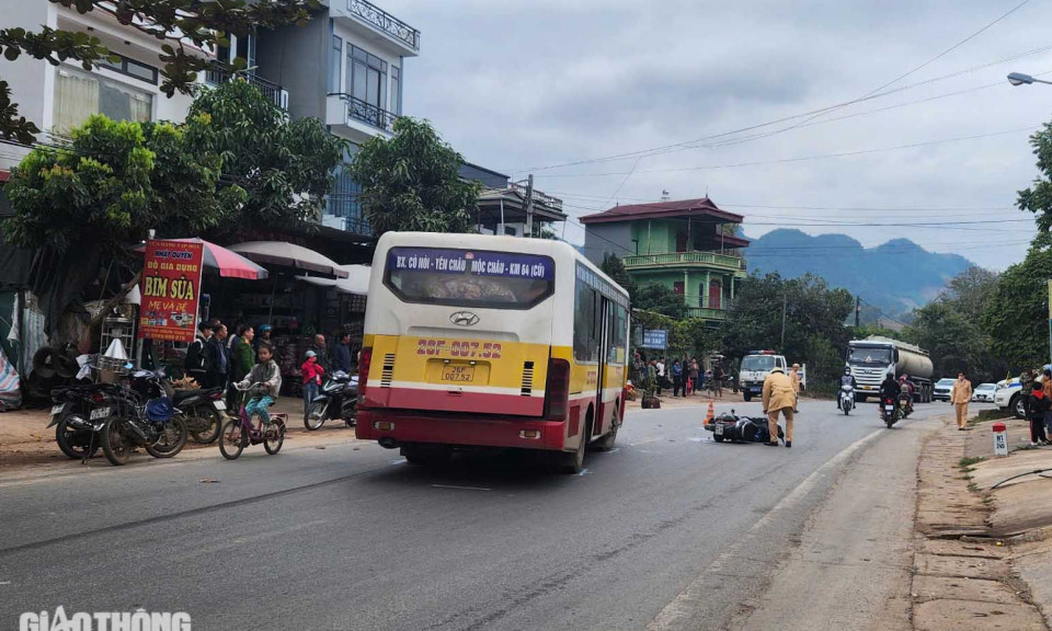 Xe máy đấu đầu ô tô buýt, một người trọng thương