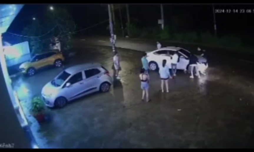 Người đàn ông lái ôtô bỏ chạy, tông trúng bạn gái cũ