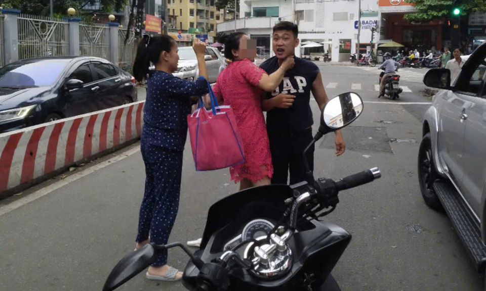 Truy tìm tài xế ô tô đấm người tới tấp ở trung tâm TPHCM