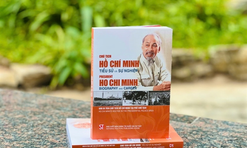 Vietnamese - English bilingual book about President Hồ Chí Minh launched