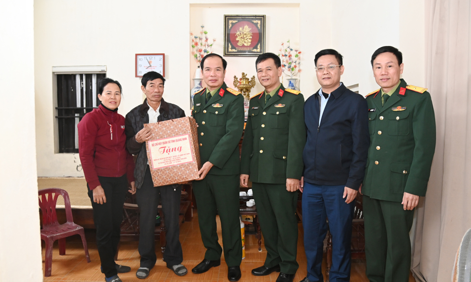 Thăm, tặng quà gia đình CCB có hoàn cảnh khó khăn nhân dịp kỷ niệm 80 năm Ngày thành lập QĐND Việt Nam