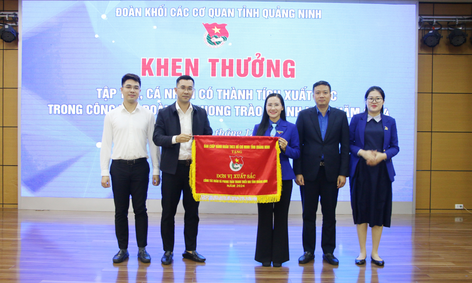 Đoàn Khối nhận Cờ thi đua Đơn vị xuất sắc công tác Đoàn năm 2024