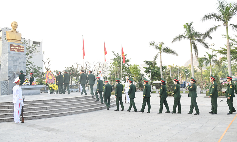 Bộ CHQS tỉnh Quảng Ninh dâng hoa, dâng hương tưởng niệm các anh hùng, liệt sĩ