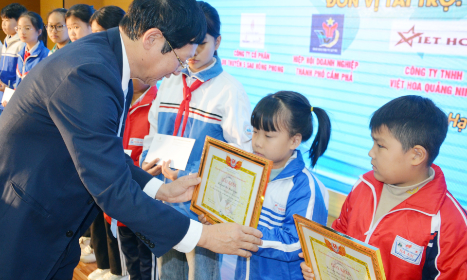 Tôn vinh 20 nhà bảo trợ tiêu biểu, biểu dương 100 người khuyết tật, trẻ mồ côi vượt khó vươn lên