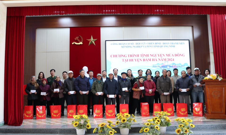 Đoàn công tác Sở NN&PTNT tỉnh tặng quà gia đình chính sách, hộ khó khăn tại huyện Đầm Hà