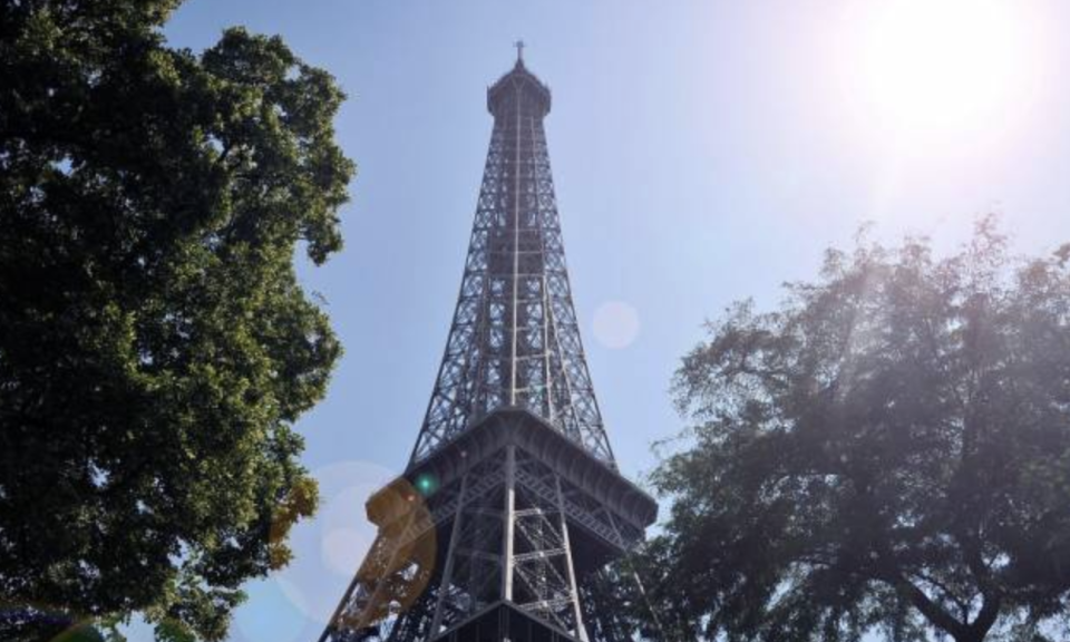 Hoả hoạn bùng phát ở tháp Eiffel ngay trước Giáng sinh, khoảng 1.200 người phải sơ tán