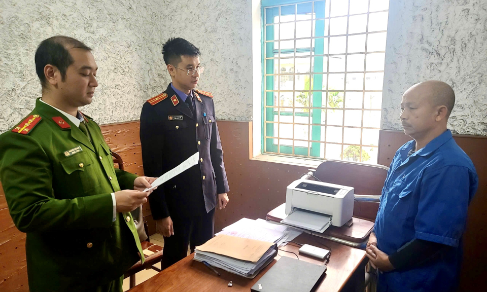  Khởi tố 3 đối tượng buôn bán hàng cấm, thu giữ trên 30.000 bao thuốc lá điếu nhập lậu