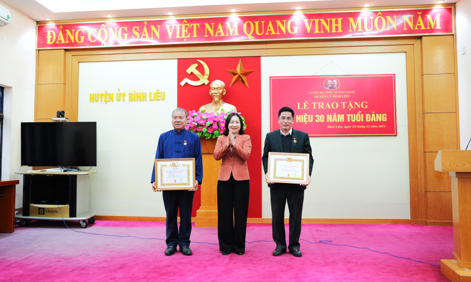 Bình Liêu: Trao tặng huy hiệu 30 năm tuổi Đảng cho 2 đảng viên