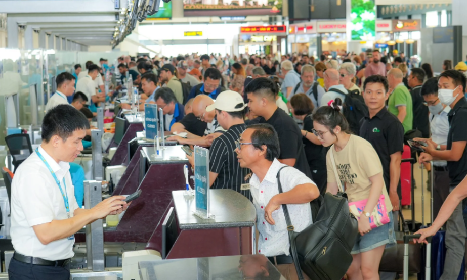 Giá vé máy bay Tết 2025 tăng cao, hết hạng phổ thông