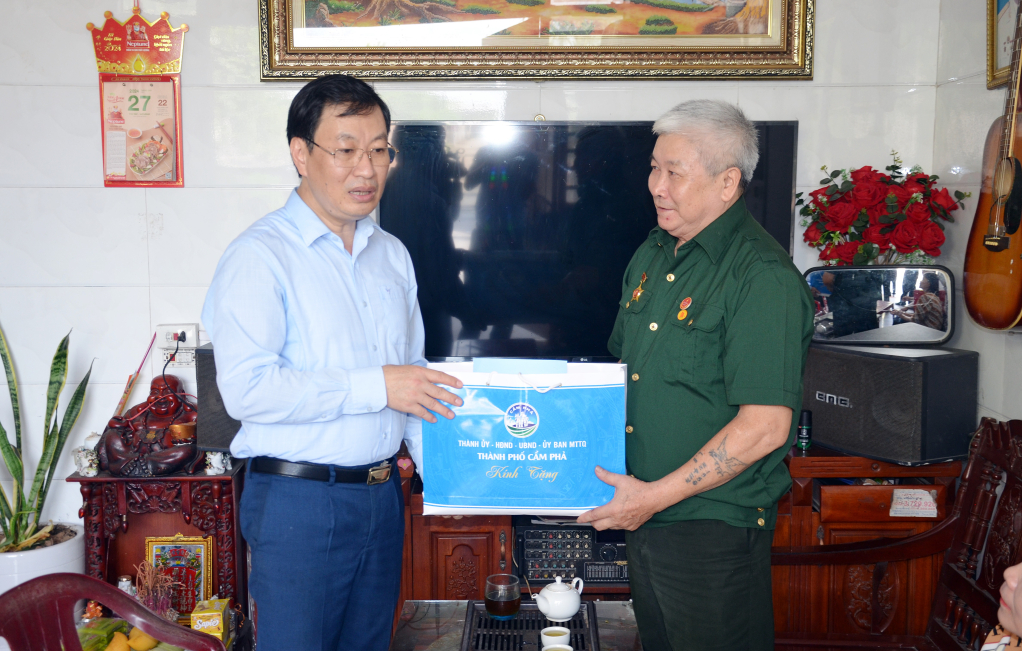 Lãnh đạo TP Cẩm Phả thăm, tặng quà cho thương, bệnh binh tại phường Cẩm Thịnh (tháng 7/2024).