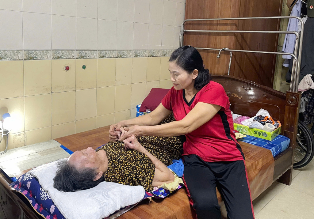 Tất cả các đối tượng bảo trợ xã hội trên địa bàn TP Cẩm Phả đều được quan tâm, chăm lo Tết. (Ảnh: Đối tượng bảo trợ xã hội tại phường Cẩm Trung)