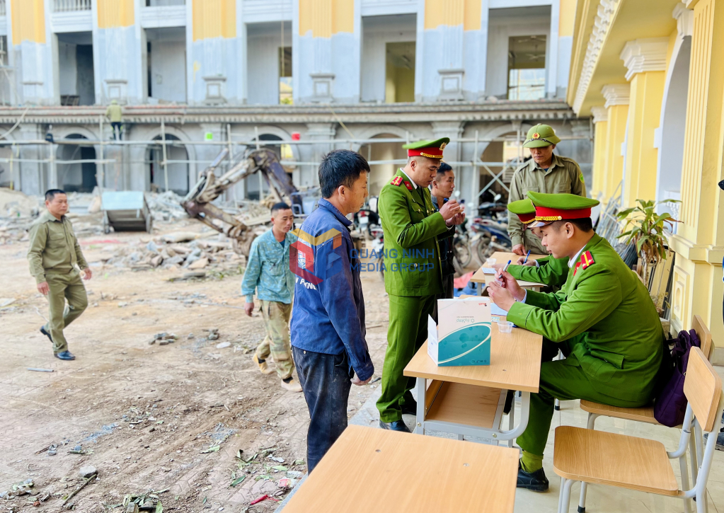 Công an huyện Ba Chẽ tiến hành xét nghiệm chất ma túy đối với công nhân làm việc tại các công trường trên địa bàn huyện.