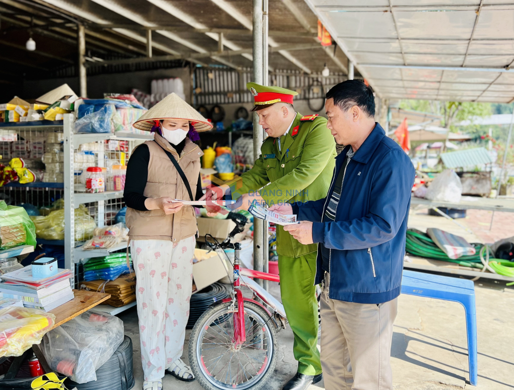 Ông Mễ Tiến Đào, người uy tín thôn Pha Lán phối hợp cùng Công an xã Thanh Lâm tuyên truyền đến bà con việc thực hiện quy định pháp luật.