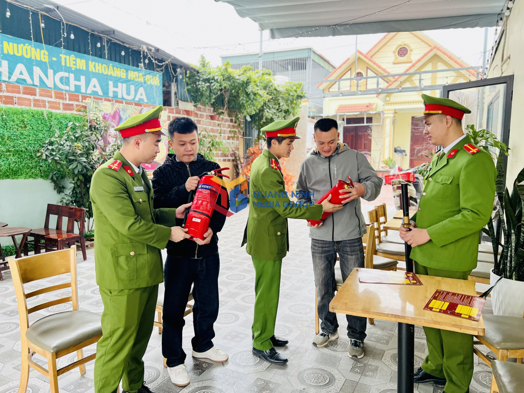 Công an TX Quảng Yên tiến hành thu vũ khí và đổi bình chữa cháy cho người dân.