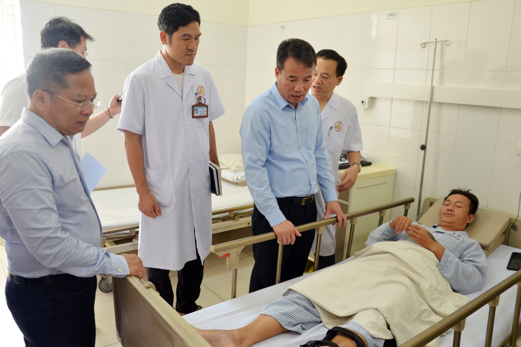 Lãnh đạo BHXH Việt Nam và BHXH Quảng Ninh thăm hỏi, động viên người bị thương do ảnh hưởng cơn bão số 3 tại Trung tâm Y tế TP Đông Triều (tháng 9/2024).