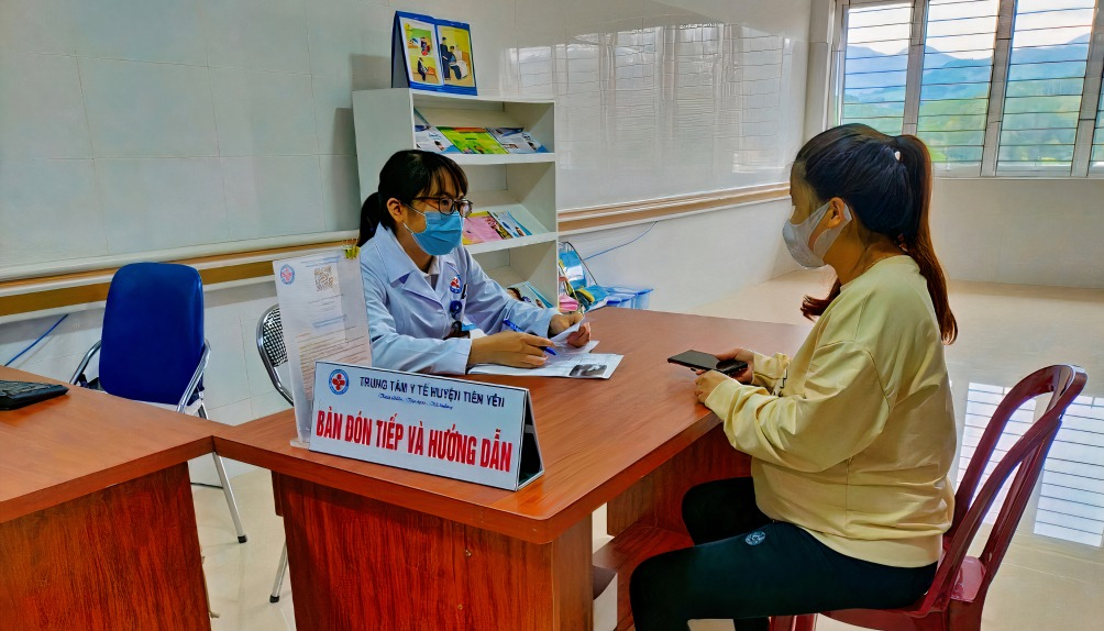 Bác sĩ Trung tâm Y tế huyện Tiên Yên tư vấn sức khỏe cho phụ nữ mang thai.