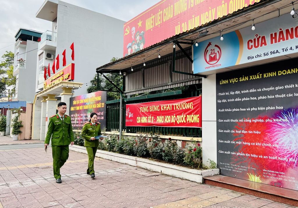 Công an phường Cẩm Trung (TP Cẩm Phả) tăng cường quản lý địa bàn.