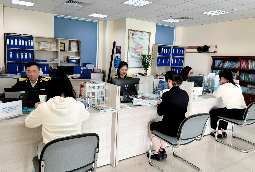 Cán bộ Chi cục Thuế Khu vực Cẩm Phả - Vân Đồn - Cô Tô hướng dẫn người nộp thuế