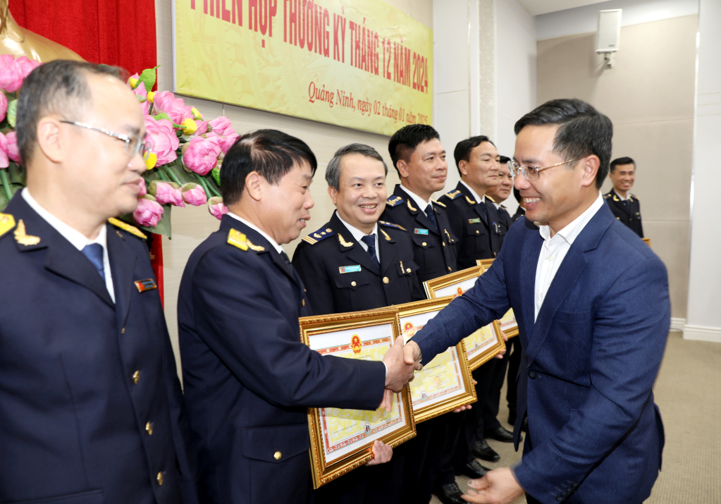 Đồng chí Phạm Đức Ấn, Phó Bí thư Tỉnh ủy, Chủ tịch UBND tỉnh trao Bằng khen tới tập thể Cục Thuế tỉnh Quảng Ninh vì đã có thành tích xuất sắc trong công tác thu ngân sách nhà nước 2025