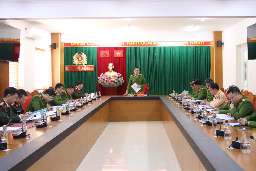 Công an tỉnh Quảng Ninh tổ chức giao ban trực tuyến kiểm điểm tiến độ thực hiện cao điểm tổng rà soát, phát hiện, thống kê, quản lý người nghiện ma túy, người sử dụng trái phép chất ma túy, người bị quản lý sau cai nghiện ma túy và đấu tranh, triệt xóa điểm, tụ điểm phức tạp về ma túy.