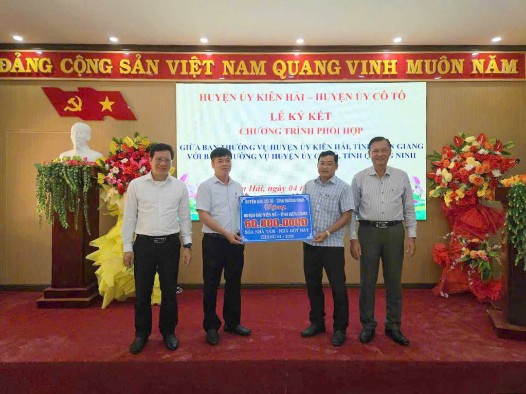 Huyện Cô Tô hỗ trợ 2 hộ gia đình khó khăn trên địa bàn huyện Kiên Hải mỗi gia đình 30.000.000 đồng để xóa nhà tạm, nhà dột nát.