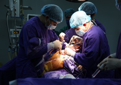 Phẫu thuật thay khớp háng tại Bệnh viện Đa khoa tỉnh.