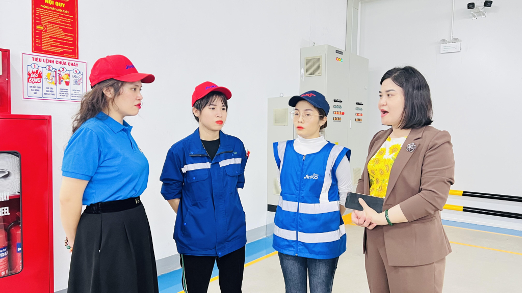 Lãnh đạo LĐLĐ thị xã Quảng Yên thăm và rà soát công nhân KCN Sông Khoai có hoàn cảnh khó khăn để kịp thời chăm lo dịp Tết nguyên đán sắp tới.