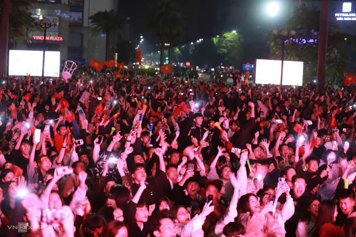 Millions storm the streets to celebrate Vietnam's ASEAN Cup win